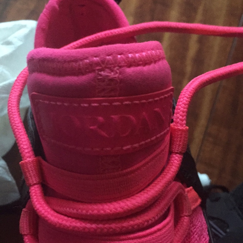 Jordans size 4 1/2 youth neon pink black like new - Picture 6 of 6